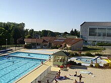 Les trois bassins et le solarium de la piscine de Châlus, vue de l'arrière des tribunes du stade de foot