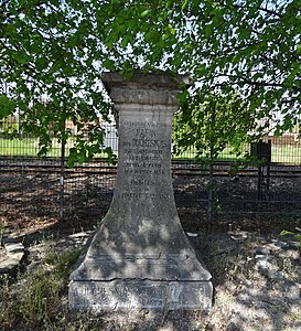 Piédestal vide du monument à Catherine-Joséphine Duchesnois à Saint-Saulve.