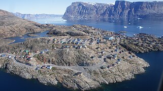 Vue aérienne de la partie sud-est de l'île à partir de l’hélicoptère Air Groenland Bell 212 pendant le vol Uummannaq-Qaarsut.