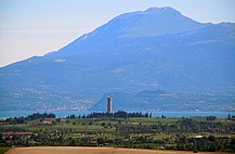 Il Monte Baldo visto da Solferino. In basso la torre di San Martino della Battaglia