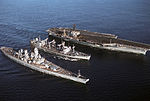 USS Missouri och hangarfartyget USS Kitty Hawk mottar förnödenheter från stödfartyget USNS 'Kawishiwi (AO-146), 25 juli 1986.