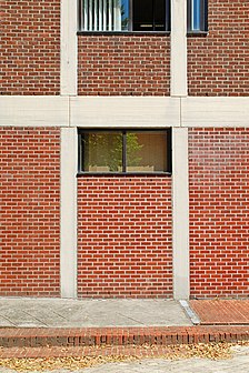 Pilastres et linteaux en « béton brut » du bâtiment Réaumur.