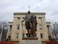 Estatua de George Washington en el Capitolio del Estado de Carolina del Norte