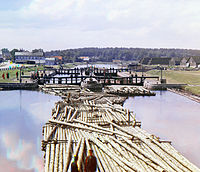 Tømmerfløting på Ladogakanalen ved Sjlisselburg 1909. Eksempel på «spøkelser» i bildet