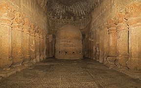 Interior de un vihara primitiva en Kanheri (Bombay).