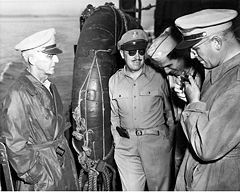 Zdjęcie zostało prawdopodobnie wykonane na pokładzie niszczyciela po ceremonii podpisania kapitulacji Japonii