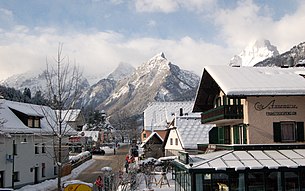 Ortsdurchfahrt gegen Ostrawitz (Mitte) und Spitzmauer (rechts)