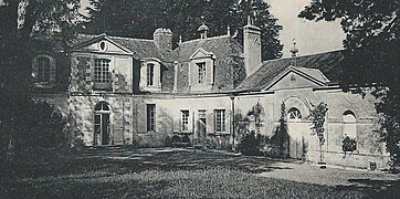 Photographie en noir et blanc de la façade d'un manoir muni d'une aile en retour d'équerre.