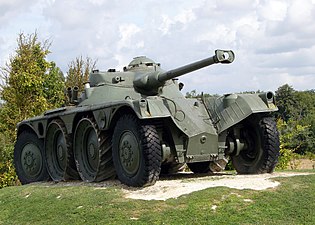 Panhard EBR, en blandning mellan en pansarbil och stridsvagn.