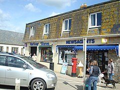 Ce magasin de journaux de West Bay est devenu dans la série celui de la cité de Broadchurch, géré par le personnage de Jack Gerald Marshall.