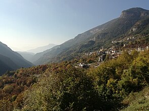 Das Val Terragnolo mit den Orten Puechem (vorne) und Piazza (dahinter) mit Blickrichtung Westen