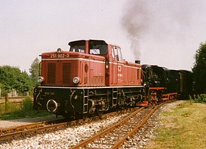 251 902-3 bei der Einfahrt in den Bahnhof Warthausen am 17. Juni 1988