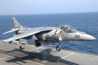 En AV-8B+ från amerikanska marinkårens attackdivision VMA-542 Tigers landar ombord på brittiska flottans hangarfartyg HMS Illustrious.