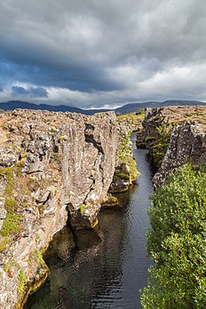 Desfiladeiro Flosagjá, formado pela deriva continental entre as placas tectônicas da América do Norte e Eurásia, Parque Nacional Þingvellir, sudeste da Islândia. (definição 3 744 × 5 616)