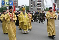 Hyppodiakoni jdou před biskupem a nesou dikirion a trikirion (2009)