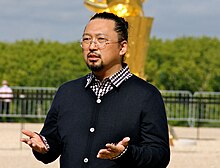 Takashi Murakami at Versailles Sept. 2010 (1).jpg