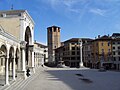 Placo de la libereco (Piazza Libertà) kaj Loggia San Giovanni