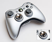 Xbox 360 -ohjaimen uudempi versio. Pikkukuvassa ristiohjain eli d-pad on nostettu yläasentoon.