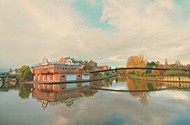 Le Sport Nautique d'Amiens et l'ancienne passerelle Samarobriva traversant le chemin de halage