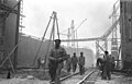 Prisioneros en la construcción del submarino en el refugio para submarinos de Valentin, Bremen, 1944.