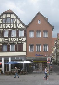 Geburtshaus (rechts) → Gedenktafel.