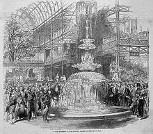Logos de Schweppes (ancien et actuel) représentant la fontaine mise en place lors de l'exposition universelle de 1851 (à gauche, dessin de la véritable fontaine de 8 mètres).