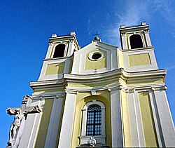 A katolikus templom homlokzata