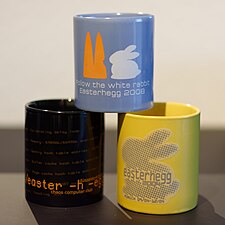 Tassen von den Easterheggs 2002 Düsseldorf (schwarz), 2004 München (gelb) und 2008 Köln (blau).