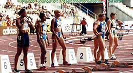 Laura Hewitt (rechts) aan de start van de halve finale 100 m bij de WK 1999