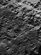 Imagem da Lunar Orbiter 5 do solo a nordeste da cratera, mostrando a superfície irregular.