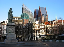 The Hague skyscrapers seen frae the 'Plein', wi statue o William the Silent