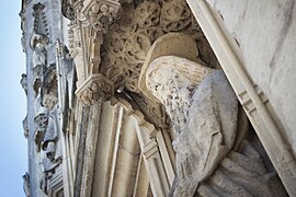 Sculpture sur la façade principale