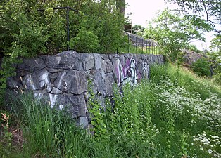 För de omfattande terrassmurarna användes sten från befästningen.