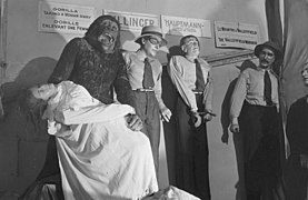 Des statues de cire représentant des meurtriers célèbres et un gorille enlevant une femme au musée Eden, en 1940.