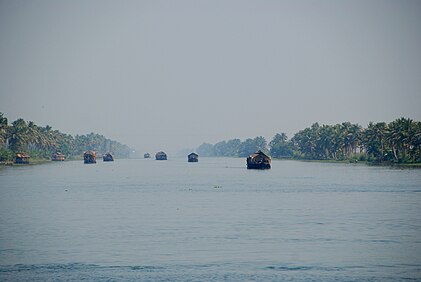 Liqeni Vembanad, që ka rreth 400 shtëpi-varka në qarkullim