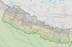 Mapa konturowa Nepalu, blisko centrum na prawo znajduje się czarny trójkącik z opisem „Yangra”