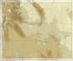 Mapa konturowa Wyomingu, blisko lewej krawiędzi u góry znajduje się punkt z opisem „Park Narodowy Yellowstone”