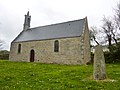 Chapelle de Sanspé : vue extérieure et stèle de l'Âge du fer.