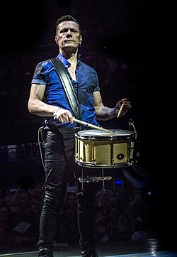 Larry Mullen Jr. esiintymässä U2:n Innocence + Experience Tour -kiertueella vuonna 2015.