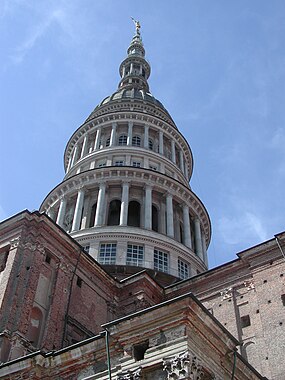 Basílica de San Gaudenzio, símbolo da cidade.