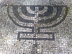 Menorah sur pavés, mémorial de l'Holocauste, République tchèque, XXe siècle.