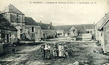 carte postale ancienne en noir et blanc représentant une cour de ferme et des personnages en pose