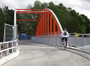 Gång- och cykelbron från väster.