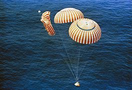 Аполлон-15 успешно приводнился несмотря на отказ одного из парашютов. (НАСА)