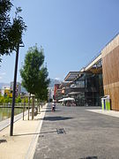 Le centre commercial, vu du jardin public.