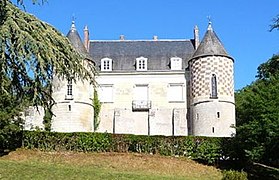 Photographie en couleurs d'un château et de son domaine.