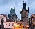 La tour gothique et l’entrée du pont Charles dans Malá Strana, un des quartiers historiques de Prague, sur la rive gauche de la Vltava.