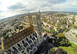 Mantesin näkyvin rakennus on Collégiale Notre Dame -kirkko.