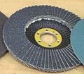 Kampinio šlifuoklio diskas su švitrinio popieriaus lapeliais