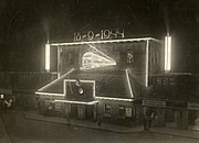 De verlichte voorzijde van Station Eindhoven na de bevrijding van de stad op 18 september 1944.